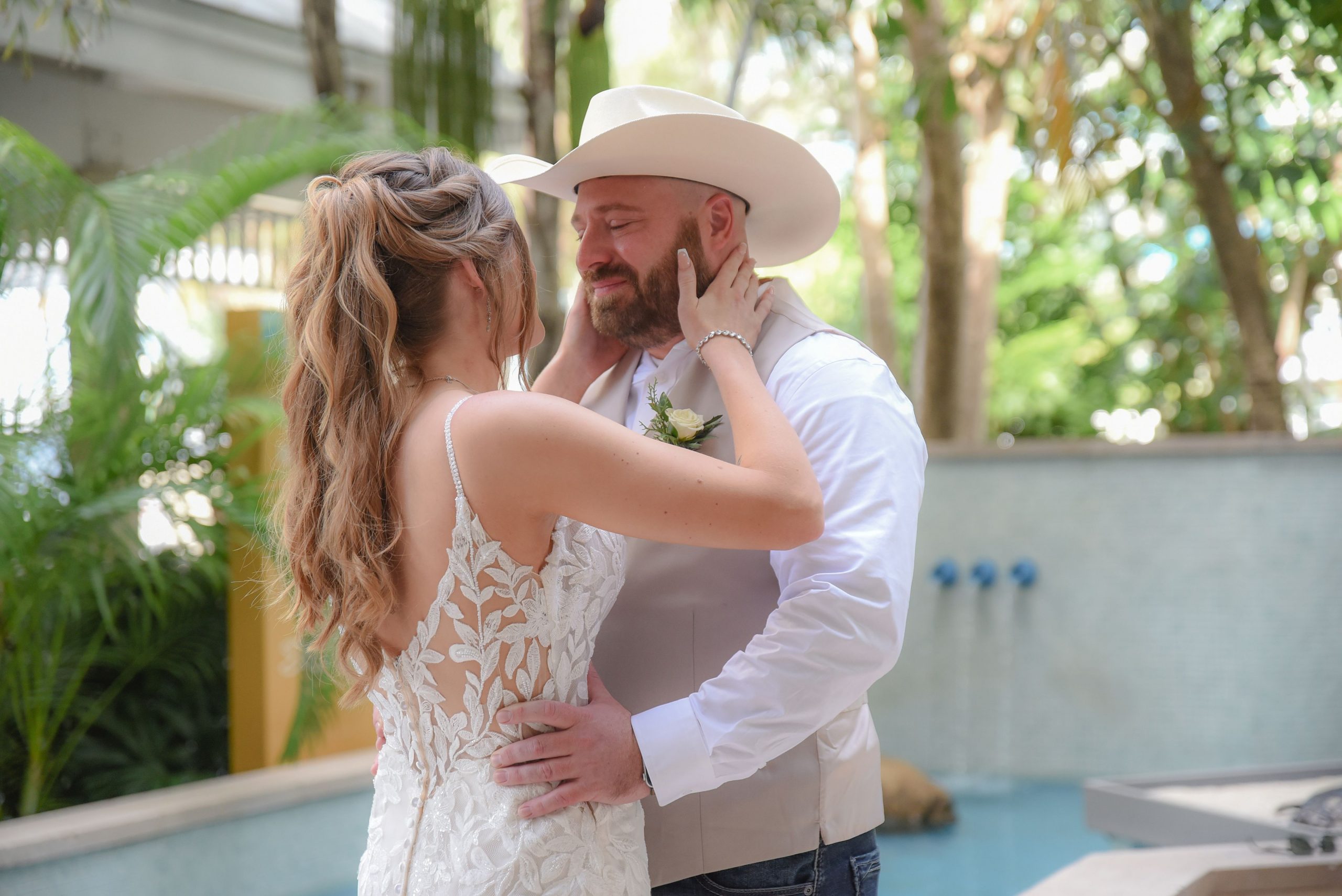 Groom’s Guide to Look Natural in Wedding Photos
